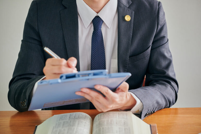 交通事故の慰謝料はいつもらえる?支払い時期と流れ
