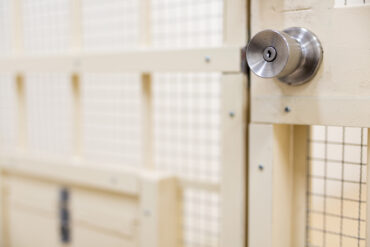 拘留とは?勾留との違いと刑罰の特徴