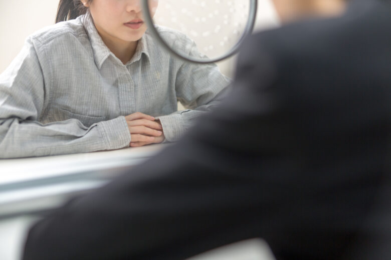 接見に弁護士を呼ぶには？費用と流れ